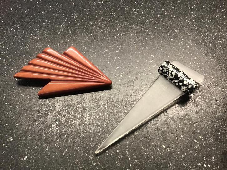 2 Modernist Art Deco Studio Victoria Lucite statement broche, Sieraden, Tassen en Uiterlijk, Broches, Zo goed als nieuw, Overige materialen