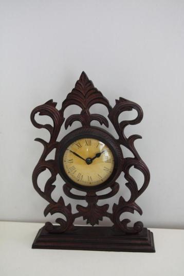 Brocante tafel klok. Hoogte 33 cm. beschikbaar voor biedingen