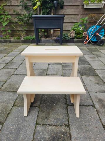 Vintage rustieke houten kleine trap beschikbaar voor biedingen