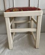 Brocante wit houten krukje met stoffen zitting, Antiek en Kunst, Ophalen of Verzenden