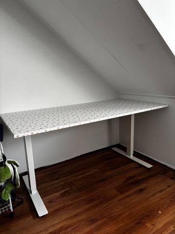 Groot verstelbaar bureau 