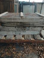 Oude houten kist met metalen glasbakken  200 stuks gratis op, Ophalen