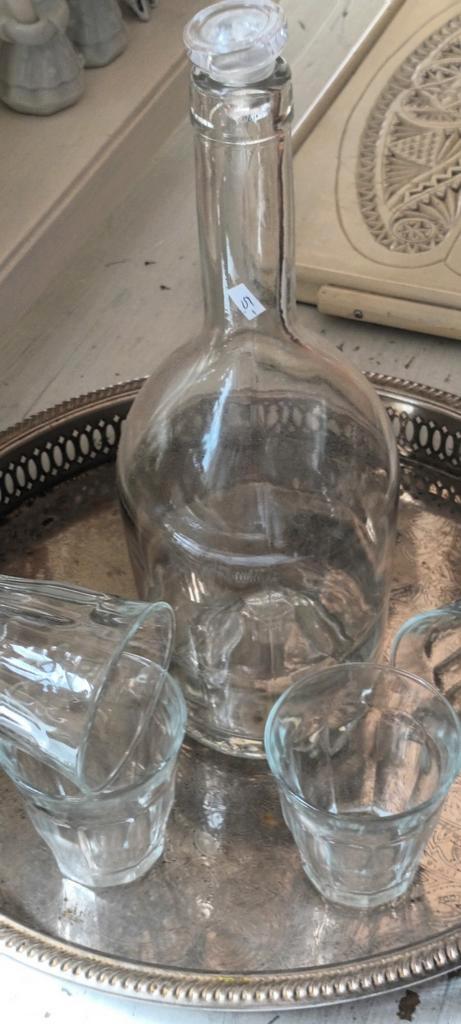 Fles / Karaf + 4 glaasjes en dienblad met jacquard motief, Verzamelen, Glas en Borrelglaasjes, Zo goed als nieuw, Waterglas, Ophalen of Verzenden