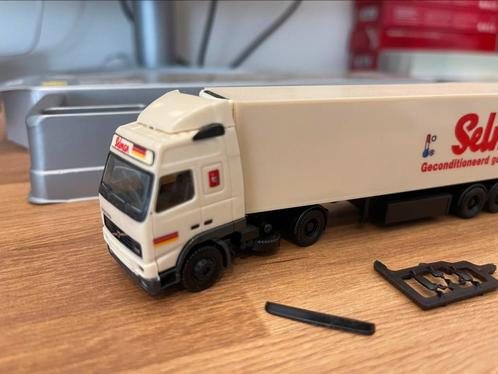 De Kleine (Herpa) - Volvo FH met koeltrailer “Selman”, Hobby en Vrije tijd, Modelauto's | 1:87, Zo goed als nieuw, Bus of Vrachtwagen