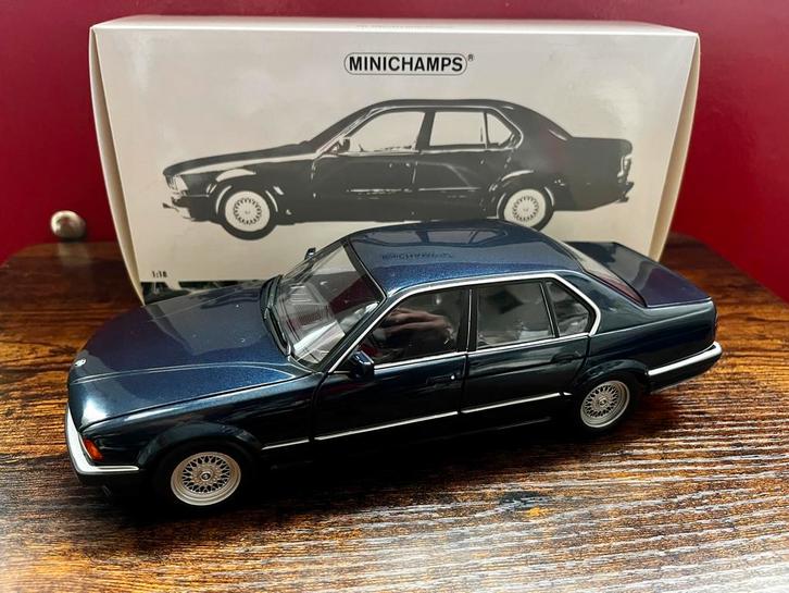 Minichamps BMW 730i E32 1:18 nieuw blauw, Hobby en Vrije tijd, Modelauto's | 1:18, Zo goed als nieuw, MiniChamps, Ophalen of Verzenden