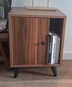 Walnoten houten nachtkastje, kastje met deuren en open vak, Ophalen, Zo goed als nieuw