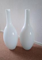 2 grote witte glazen  vazen, Glas, Wit, Zo goed als nieuw, 50 tot 75 cm