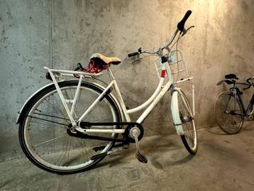 Stevige oma fiets met slot en transport rekje beschikbaar voor biedingen