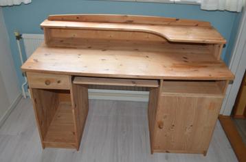 Bureau grenenhout beschikbaar voor biedingen
