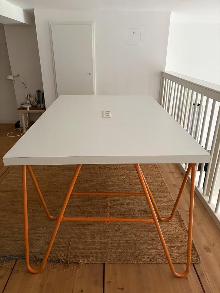 Large White Study/Work Table with Orange Foldable Legs, Huis en Inrichting, Bureaus, Gebruikt, Bureau, Elektrisch, In hoogte verstelbaar