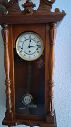 Hangklok van hout loopt goed optijd, Antiek en Kunst, Antiek | Klokken, Ophalen of Verzenden