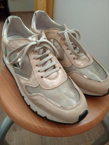 Leuke goudkleurige sneakers, maat 39.5 beschikbaar voor biedingen