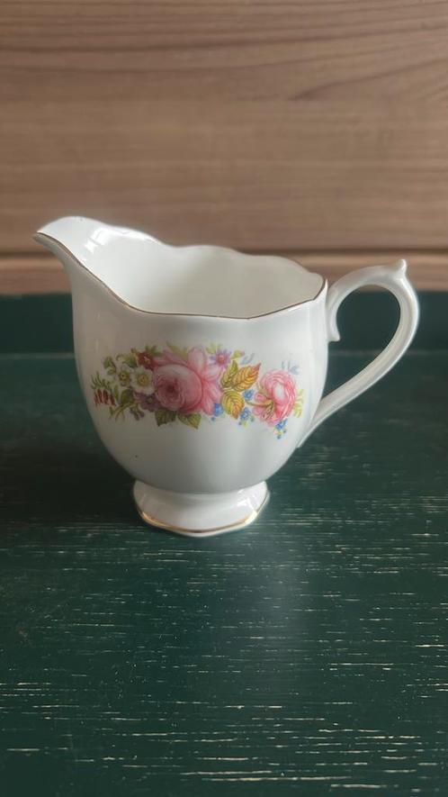 Royal Albert melkkannetje/room, wit/bloemetjes, Verzamelen, Porselein, Kristal en Bestek, Zo goed als nieuw, Overige typen, Porselein