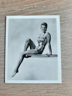 oud klein filmsterren kaartje Esther Williams in zwempak, Ophalen of Verzenden, 1940 tot 1960, Ongelopen, Sterren en Beroemdheden