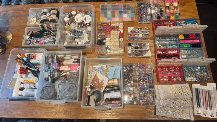 KNUTSELEN: Heel veel kralen, cabochons, lint, kant enz., Hobby en Vrije tijd, Kralen en Sieraden maken, Nieuw, Kraal, Ophalen of Verzenden