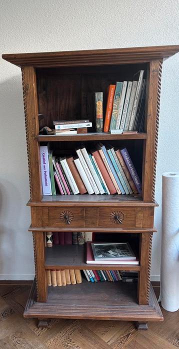Vintage boekenkast beschikbaar voor biedingen