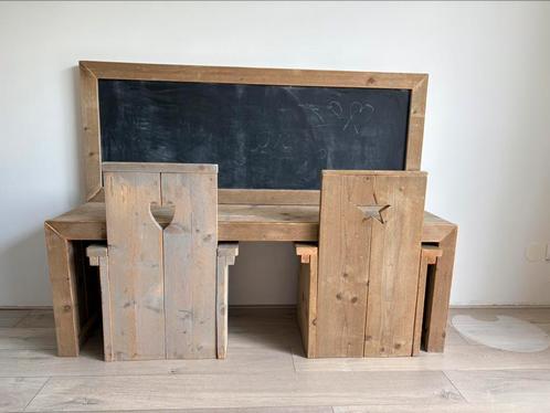 Steigerhouten speeltafel + stoeltjes en krijtbord, Kinderen en Baby's, Speelgoed | Speeltafels, Zo goed als nieuw, Ophalen
