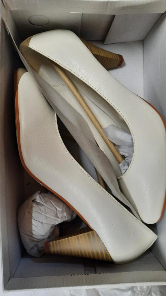 Elegante witte pumps, Kleding | Dames, Schoenen, Zo goed als nieuw, Pumps, Wit, Ophalen of Verzenden