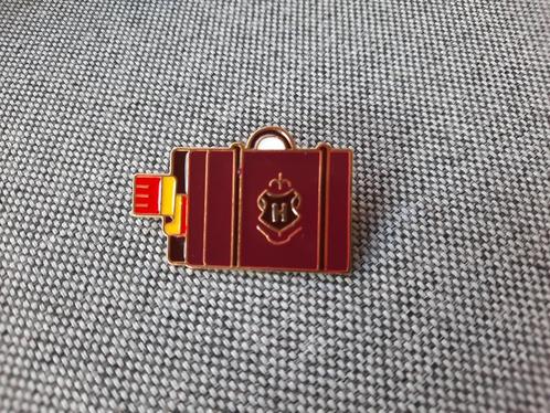 1 mooie pin van de koffert uit Harry Potter te koop, Verzamelen, Speldjes, Pins en Buttons, Nieuw, Speldje of Pin, Overige onderwerpen