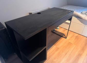 Zwart bureau met opbergruimte