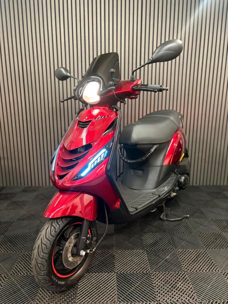 PIAGGIO ZIP 4T 3V BROM 2021 FULL OPTION CANDY RED, Fietsen en Brommers, Scooters | Piaggio, Zo goed als nieuw, Zip, Maximaal 45 km/u