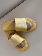 Lacoste slippers maat 41, Ophalen of Verzenden, Zo goed als nieuw, Geel, Overige typen