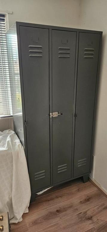 Stoere metalen locker kast beschikbaar voor biedingen