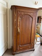 Oude kleding- of linnenkast, Ophalen