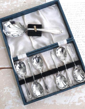 7-Delige oude dessertlepelset in cassettedoos beschikbaar voor biedingen