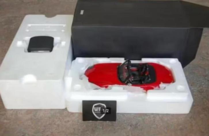 1:18 BMW Z8 RED with softtop Kyosho dealer editie WRH, Hobby en Vrije tijd, Modelauto's | 1:18, Zo goed als nieuw, Auto, Kyosho