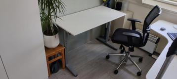 Wit bureau (120x60 cm) beschikbaar voor biedingen