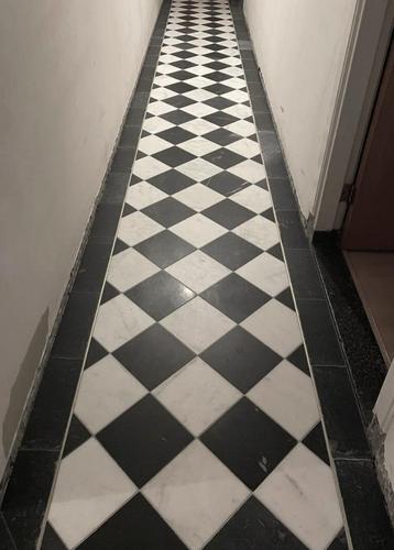 Wit en zwart marmer dambord tegels licht verouderd . beschikbaar voor biedingen