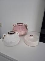 Riverdale drie vazen / kruiken in oud roze en wit, Huis en Inrichting, Woonaccessoires | Vazen, Gebruikt, Overige kleuren, Aardewerk of Porselein