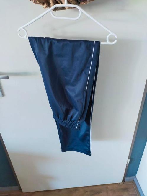 Donker blauwe sportbroek trainingsbroek maat m, Kleding | Heren, Sportkleding, Zo goed als nieuw, Maat 48/50 (M), Blauw, Ophalen of Verzenden
