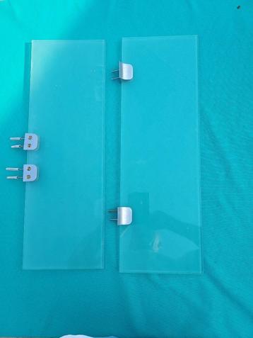 te koop: 2 stuks melkglas wandplanken met muursteunen  beschikbaar voor biedingen