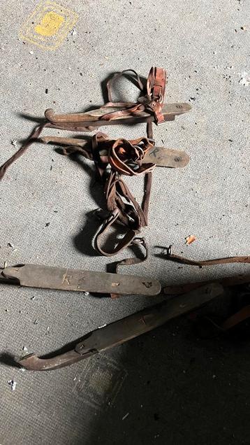 Antieke Houten Schaatsen met Leren Riemen beschikbaar voor biedingen