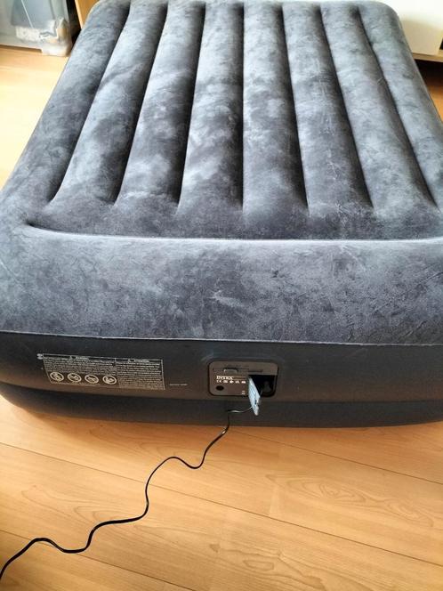 Intex elektrisch opblaasbaar luchtbed Queensize, Caravans en Kamperen, Luchtbedden, Zo goed als nieuw, Ophalen of Verzenden