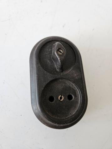 Bakelieten stopcontact met schakelaar beschikbaar voor biedingen
