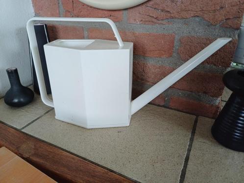 Leuke vintage witte kunstof gieter, Tuin en Terras, Gieters, Gebruikt, Kunststof, Ophalen of Verzenden