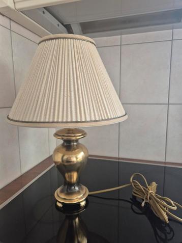 Schemerlampen met gouden voet en kap beschikbaar voor biedingen