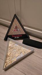 Triominos De luxe, Hobby en Vrije tijd, Gezelschapsspellen | Bordspellen, Drie of vier spelers, Ophalen of Verzenden, Gebruikt