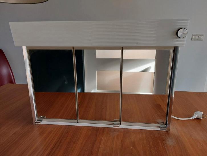 Wit badkamerkastje met spiegeldeuren en verlichting, Huis en Inrichting, Kasten | Kledingkasten, Ophalen