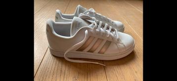 Prachtige Adidas schoenen te koop! beschikbaar voor biedingen