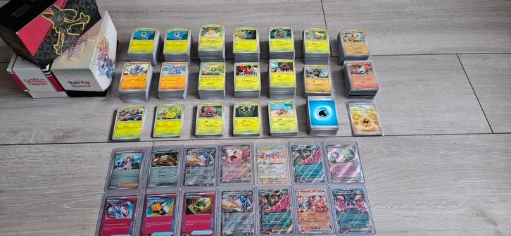 Grote Bulk Pokémon Kaarten Scarlet & Violet, Hobby en Vrije tijd, Verzamelkaartspellen | Pokémon, Zo goed als nieuw, Meerdere kaarten