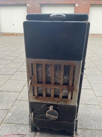 Vintahe Kachel. Gierijzer. Loodzwaar. ruim 80 jaar oud. beschikbaar voor biedingen