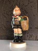 Hummel Goebel beeldje jongen met mand., Ophalen of Verzenden, Gebruikt, Hummel