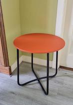 Retro jaren 50(?) bijzettafel - terracotta + bruin buisframe, Huis en Inrichting, Ophalen, Gebruikt, Rond, 55 tot 75 cm