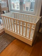 Wit ledikant met wieltjes en IKEA matras, Kinderen en Baby's, Babywiegjes en Ledikanten, Ophalen, Gebruikt, Ledikant