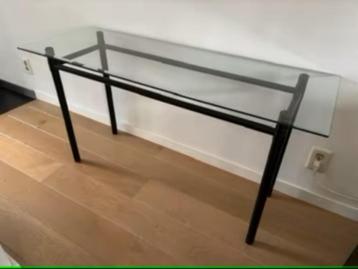 sidetable beschikbaar voor biedingen
