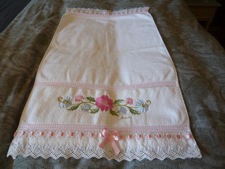 handdoek met borduurwerk en kant en satijn Lüks Feruze 90x50, Huis en Inrichting, Badkamer | Badtextiel en Accessoires, Zo goed als nieuw